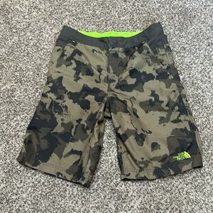 EUC❗️ The North Face Camo Hike/Water Shorts - L (14/16)